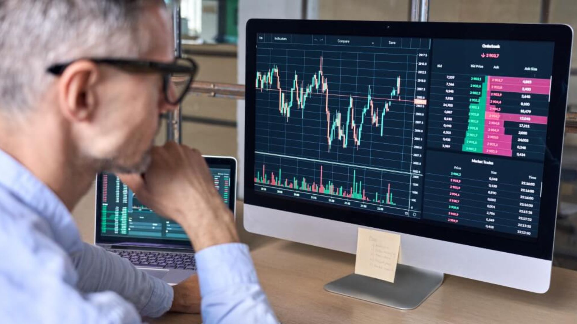 Trader comparing forex brokers online to choose the best and most secure option in 2025.